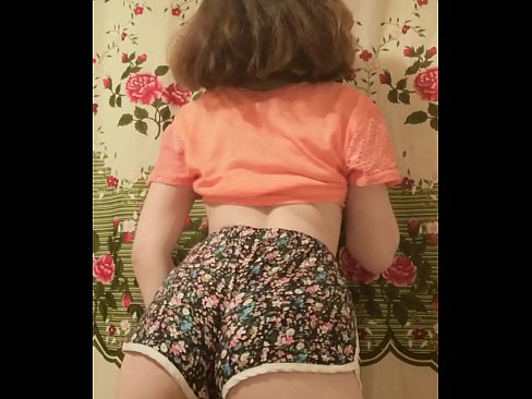 ❤️ Una ghjovana sexy si spoglia i pantaloncini davanti à a camera Video sessu à co.extraclasswork.ru