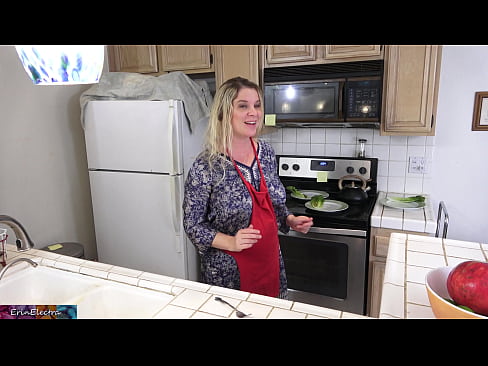 ❤️ Stepmom u munghje in cucina prima di a so data Video sessu à co.extraclasswork.ru