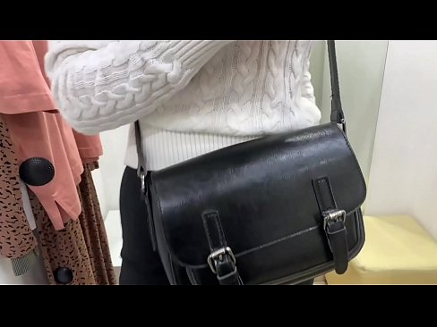 ❤️ Masturbazione publica di a ghjovana cagna FeralBerry cù un dildo in a sala di prove Video sessu à co.extraclasswork.ru