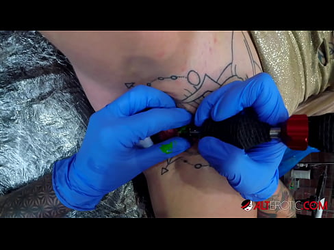 ❤️ Sully Savage, hottie estremamente tatuata, hà fattu un tatuatu nantu à u clitoris Video sessu à co.extraclasswork.ru